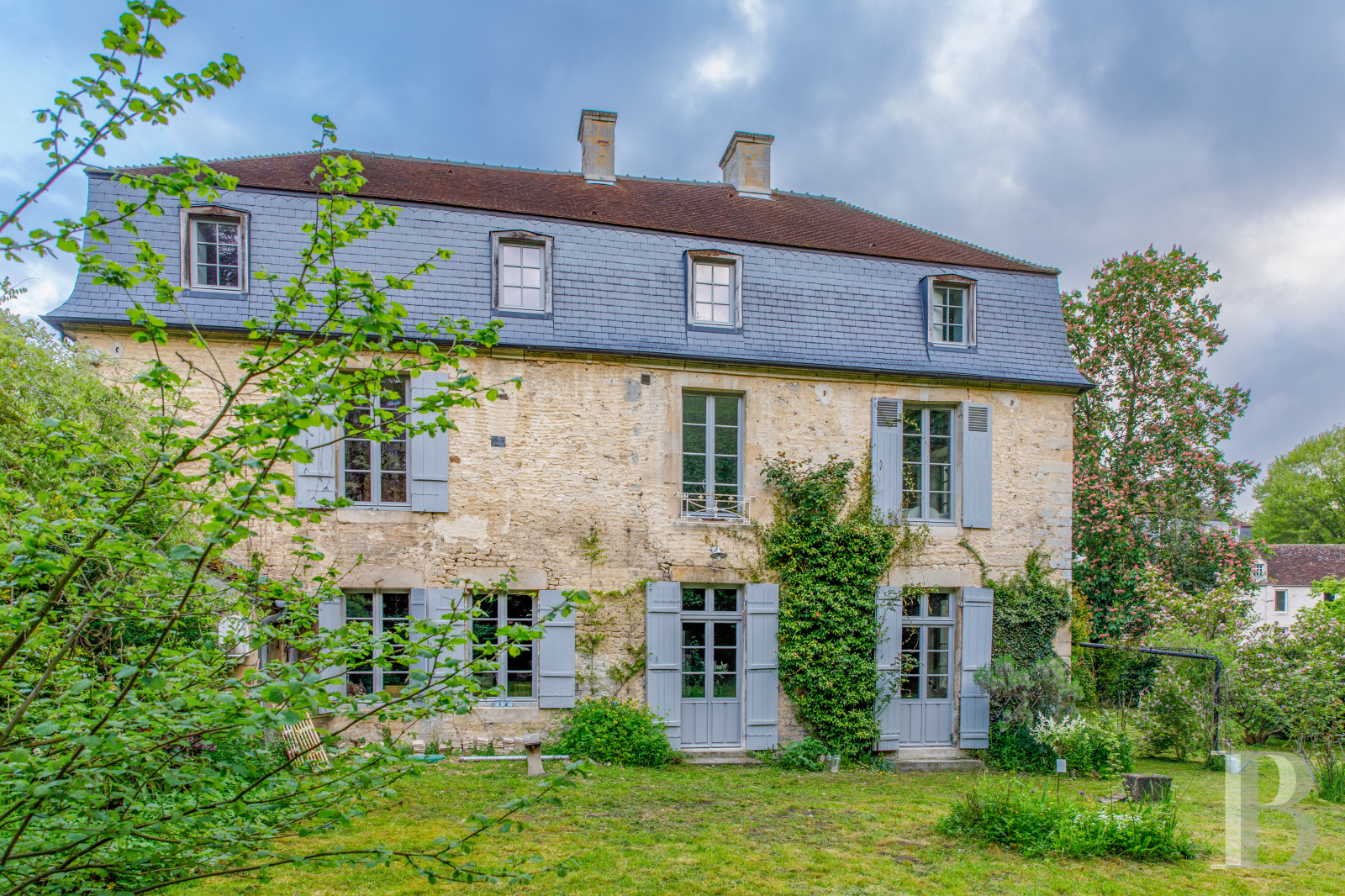 En Normandie, à Falaise, une maison des 17e et 18e siècles au cœur d’un quartier historique - photo  n°1